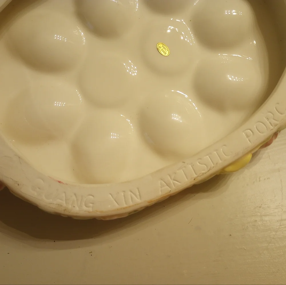 Ceramic Easter Egg Display Plate and matching salt and pepper shakers - Picture 10 of 11